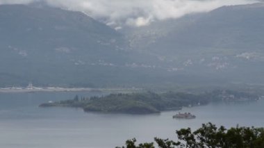 2'si 1'de Saint Marco adası ve Our Lady of Mercy, Kotor Körfezi, Karadağ