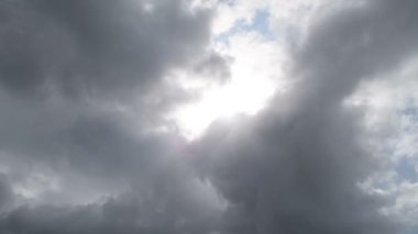 Fırtınalı bulutlarla kaplı güneş