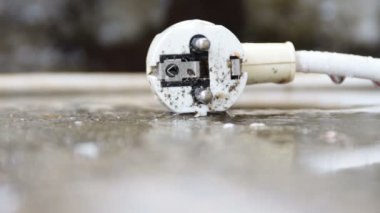 Yağmur sırasında yerde yatan beyaz fiş 