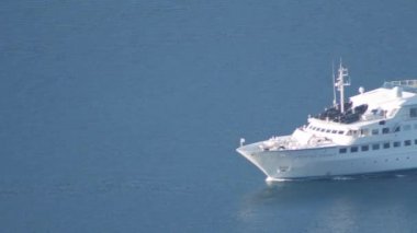 Daha küçük bir yolcu gemisi mavi sularda yelken açtı - Ağustos 2019, Kotor bay (Boka Kotorska), Karadağ.