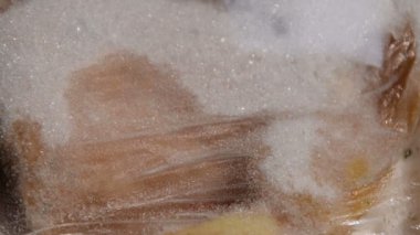 Plastik ambalajdaki dondurulmuş et eriyor