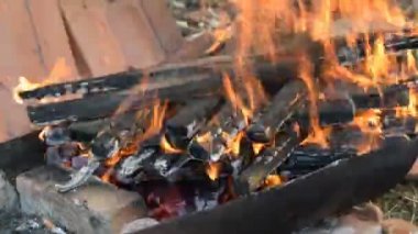 Hızlandırılmış video - Yanan barbekü ahşap