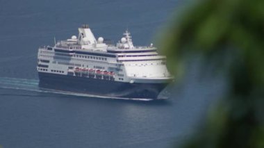 Mavi ve beyaz yolcu gemisi denize açılıyor