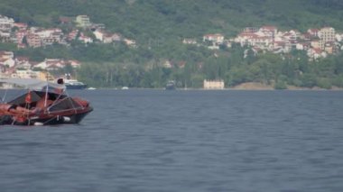 Kotor Körfezi'nde küçük kırmızı bir tekne - Ağustos 2019, Kotor bay (Boka Kotorska), Karadağ.