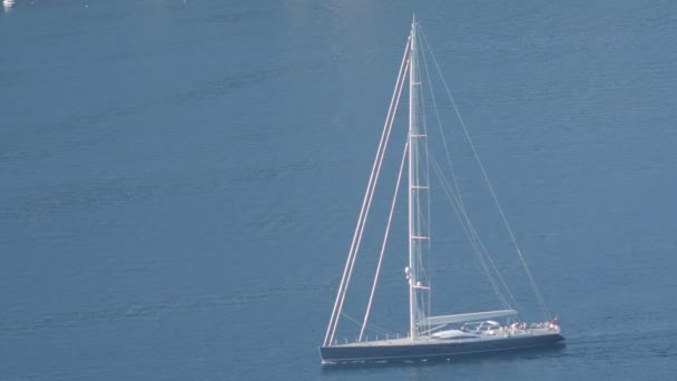 Blau Weiße Luxus Segeljacht Auf Hoher See — Stockvideo