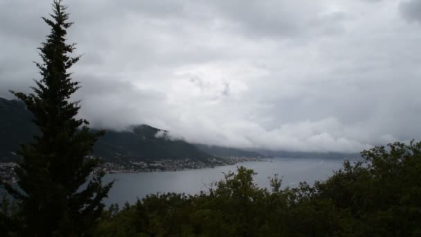 Nubes Blancas Cubrían Las Montañas Bahía Kotor Montenegro Unos Minutos — Vídeo de stock