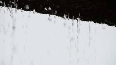 Çatıdan aşağı dökülen yağmur 