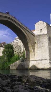 Stari Most köprüsü ve Neretva Nehri'ndeki yansıması - Mostar Eski kenti, Bosna-Hersek, Nisan 2019