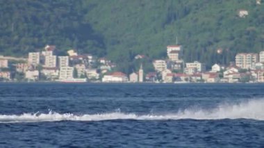 İki sürat teknesi - Ağustos 2019, Kotor bay (Boka Kotorska), Karadağ.