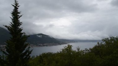 Fırtınadan önce beyaz bulutlar dağları ve Karadağ 'ın Kotor Körfezi' ni kapladı. 