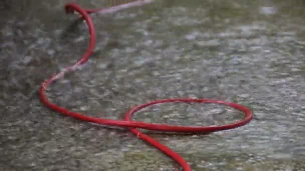 Cable Rojo Sitio Construcción Durante Una Lluvia Importante — Vídeos de Stock