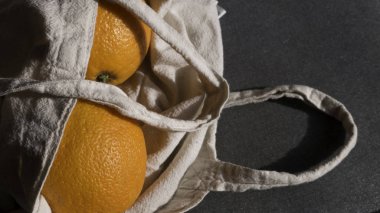 Pamuk torbada iki portakal