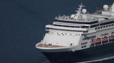 Bayan Veendam yolcu gemisi güneşli bir günde yola çıktı - Ağustos 2019, Kotor bay (Boka Kotorska), Karadağ.