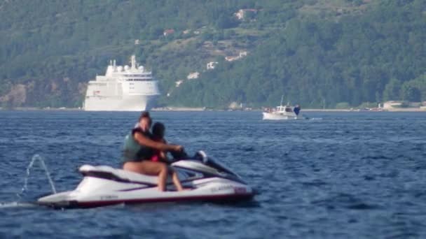 Zomer Idylle Onscherpe Speedboot Trekt Zachtjes Een Watermeloen Vormig Watermatras — Stockvideo