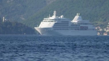 Güneşli bir günde yelkenli beyaz yolcu gemisi - Ağustos 2019, Kotor bay (Boka Kotorska), Karadağ.