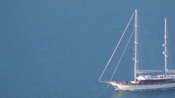 海で白い贅沢な帆のヨット — ストック動画