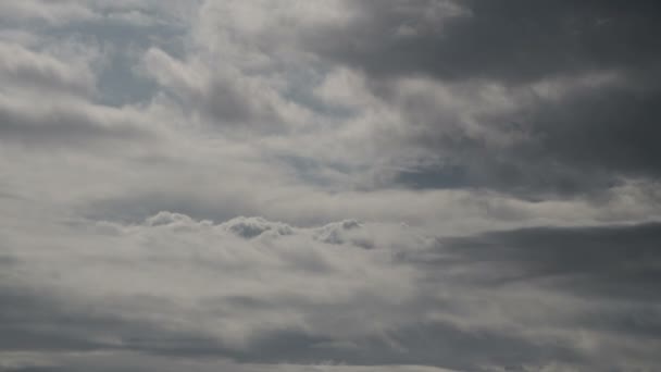 Beschleunigtes Video Flauschige Dunkle Wolken Bedecken Fast Den Gesamten Blauen — Stockvideo