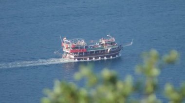 Turistleryelkenli ahşap çift katlı tekne - Ağustos 2019, Kotor bay (Boka Kotorska), Karadağ.