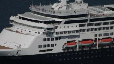 Bayan Veendam yolcu gemisi güneşli bir günde yola çıktı - Ağustos 2019, Kotor bay (Boka Kotorska), Karadağ.