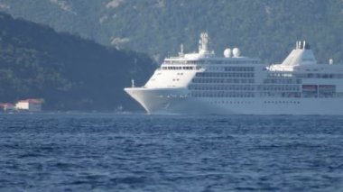 Güneşli bir günde yelkenli beyaz yolcu gemisi - Ağustos 2019, Kotor bay (Boka Kotorska), Karadağ.