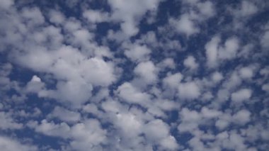 Beyaz bulutlu mavi gökyüzü.