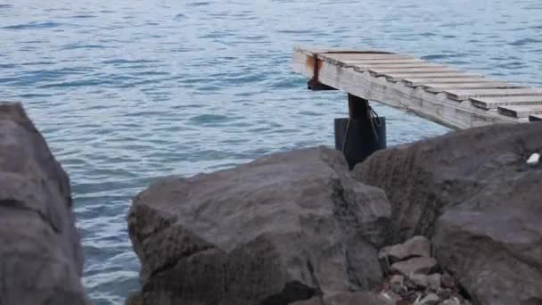 Träbrygga Mot Havet Och Klippiga Kusten — Stockvideo