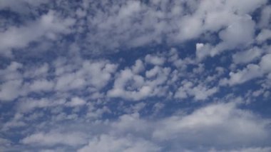 Tavadan sola - Mavi gökyüzü arka plan ile beyaz bulutlu.