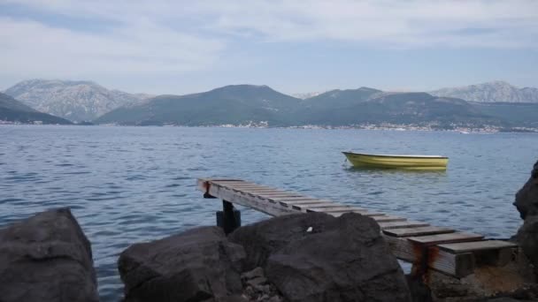 Costa Rocosa Con Embarcadero Madera Hacia Hermosas Montañas Mar Con — Vídeos de Stock