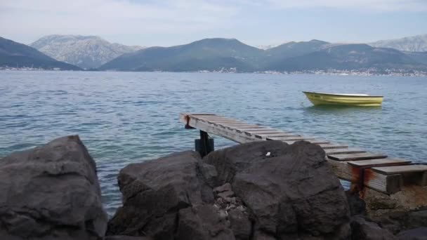 Pantai Berbatu Dengan Dermaga Kayu Menuju Pegunungan Dan Laut Yang — Stok Video