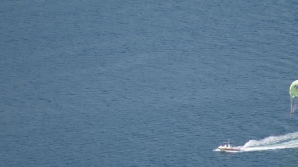 モーターボートは観光客とパラシュートを引っ張ります パラセーリングを練習する観光客 2019年8月 コトル湾 コトルスカ モンテネグロ — ストック動画