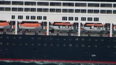 Denize yelken güvenlik tekneleri ile Cruise gemi kapatın