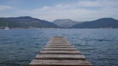 Denize ve dağlara doğru ahşap iskele - Kotor Körfezi, Karadağ 