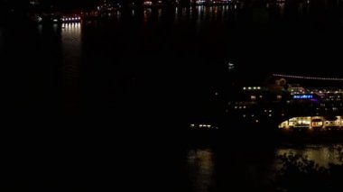 Işıklı cruise gemi yelken geceleri Kotor Koyu'nun Karadağ '