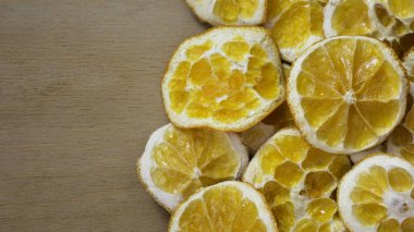 Yukarıda kurutulmuş portakal dilimleri