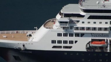 Close up - Holland America Line, Bayan Veendam yolcu gemisi - Ağustos 2019, Kotor bay (Boka Kotorska), Karadağ.