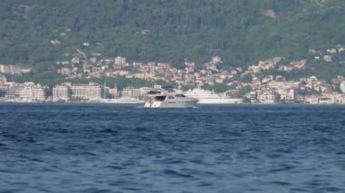 Tekne lüks yatlar ile Tivat ve Porto Karadağ kenti yakınında yelken 
