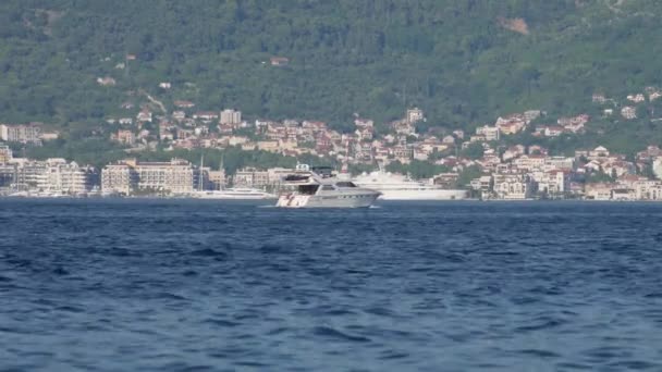 Barco Está Navegando Cerca Ciudad Tivat Porto Montenegro Con Yates — Vídeos de Stock