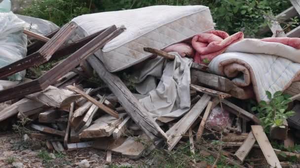 Spazzatura Gettata Nel Cortile Vicino Alla Casa Assi Materasso Piumone — Video Stock