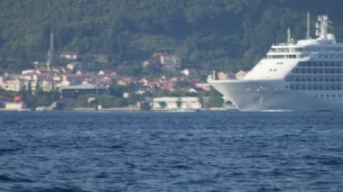 Güneşli bir günde yelkenli beyaz yolcu gemisi - Ağustos 2019, Kotor bay (Boka Kotorska), Karadağ.