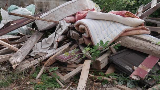 Dökümü Evin Yakınındaki Bahçeye Atılan Çöpler Tahtalar Yatak Yorgan — Stok video