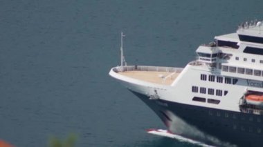 Holland America Line, Bayan Veendam yolcu gemisi yelkenli - Ağustos 2019, Kotor bay (Boka Kotorska), Karadağ.