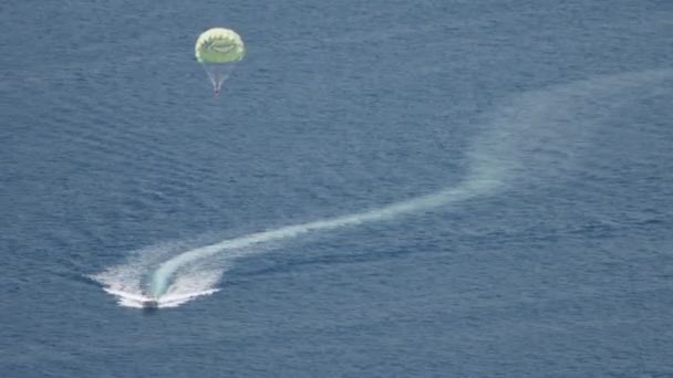 Motorbåt Drar Fallskärm Med Turist Turister Som Tränar Parasailing Augusti — Stockvideo