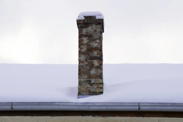 Καμινάδα Τούβλο Και Στέγη Καλύπτονται Χιόνι — Φωτογραφία Αρχείου