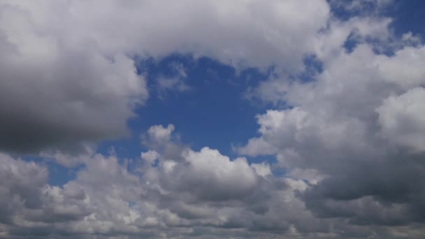 Nubes Blancas Viajan Través Del Cielo Azul — Vídeos de Stock