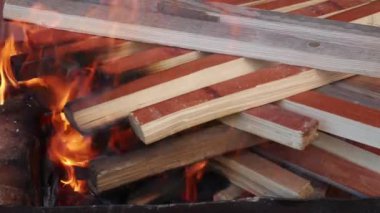 Yakın çekim - Açık havada yanan odun