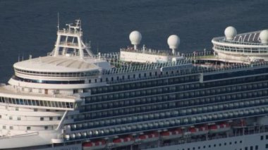 Yakın Cruise gemi Emerald Princess şirket Princess Cruises - Ağustos 2019, Kotor bay (Boka Kotorska), Karadağ.