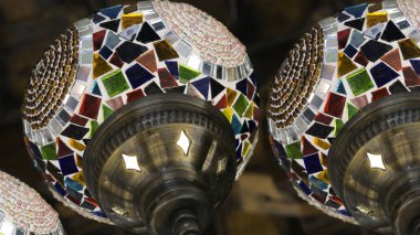  Hediyelik eşya dükkanında asılı geleneksel el yapımı Türk fenerleri 