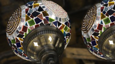  Geleneksel renkli el yapımı Türk lambalar ve fenerler Hediyelik eşya dükkanı Satılık asılı