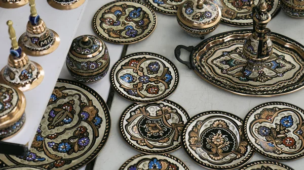 Kolorowe Pamiątki Ceramiczne Sprzedaż Ulicy — Zdjęcie stockowe