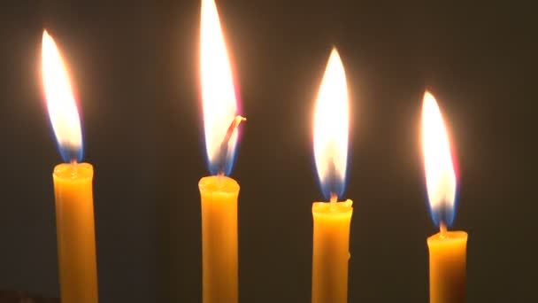 2比1在教堂里燃烧蜡烛 — 图库视频影像